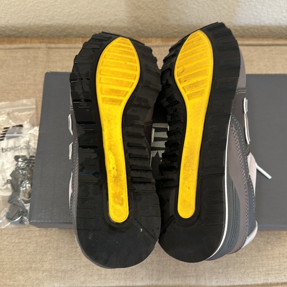 FIGS Women’s New Balance Classic Traditional 996
Size 8.5 Medium Width - Picture 5 of 5